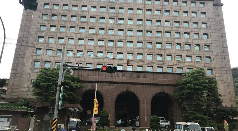 滿車刀槍、手銬和毒品 基隆男被查獲裁罰1萬