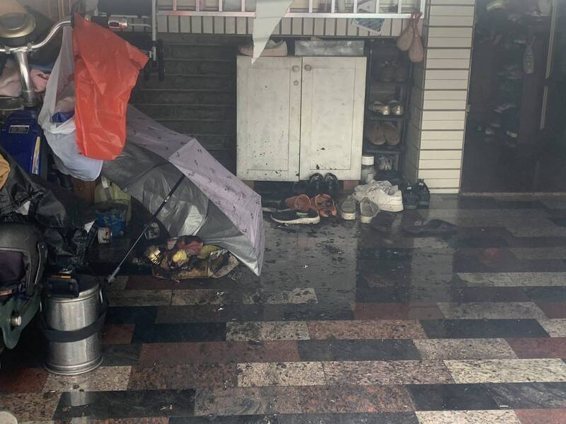 高雄鼓山民宅今早发生火警所幸无人伤亡，疑蚊香引燃杂物。（民众提供）