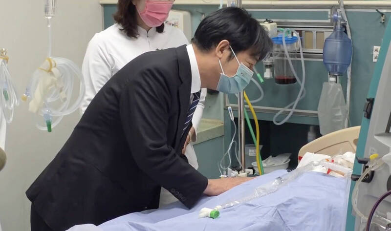 总统赖清德16日前往探视并慰问伤者家属，但经过6天抢救仍起色，家属决定拔管器捐，遗爱人间。（资料照，总统府提供）