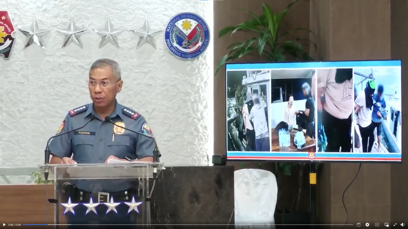 中国教育部最近对菲发布留学预警，菲律宾警察总长托瑞今天反击，说明许多中国人受害案件就是由中国人所为，现场还播放逮捕一名中国枪击嫌犯的画面。（图撷自PNP脸书专页）
