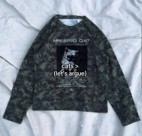 一家服饰品牌在T恤上印了「寻猫启事」的图案并意外使用到真实电话号码,引来大批民众打电话,让受害者苦不堪言。(图截自TikTok/@wisdumbny) 一家服饰品牌在T恤上印了「寻猫启事」的图案并意外使用到真实电话号码,引来大批民众打电话,让受害者苦不堪言。(图截自TikTok/@wisdumbny)