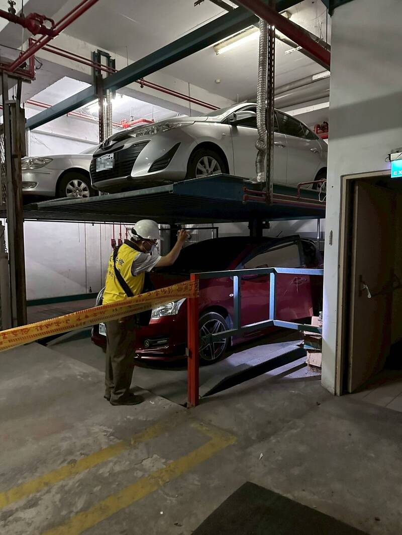 台中发生机械车位事故，都发局与专家会勘。（市府提供）