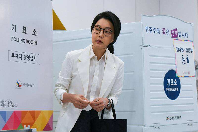 前韩国总统尹锡悦的妻子金建希的硕士论文被认定抄袭,硕士学位被取消,连带的博士学位也被认定无效。(法新社) 前韩国总统尹锡悦的妻子金建希的硕士论文被认定抄袭,硕士学位被取消,连带的博士学位也被认定无效。(法新社)