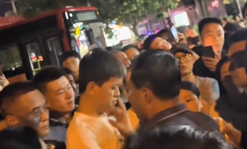 甘肃天水大批家长20日晚间走上街头维权抗议。（图翻摄自X平台）