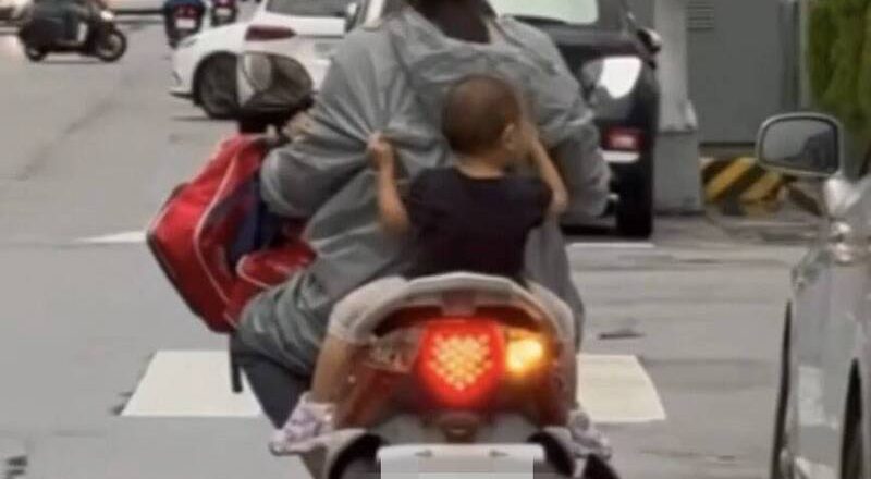 抓緊媽媽別掉下去! 男童未戴安全帽抓雨衣 機車后座驚險一幕曝光