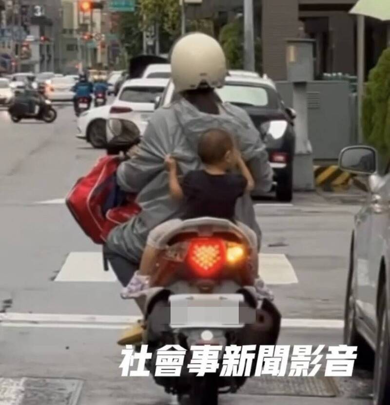 后座小男童未戴安全帽,紧抓妈妈雨衣令人捏把冷汗。(撷自「社会事新闻影音」) 后座小男童未戴安全帽,紧抓妈妈雨衣令人捏把冷汗。(撷自「社会事新闻影音」)