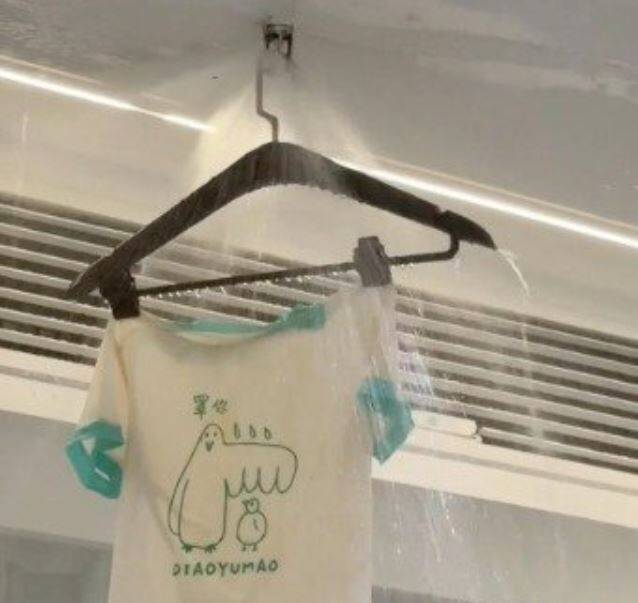 饭店房间大积水,只因旅客的随手「1举动」损失上万元。(撷取自微博) 饭店房间大积水,只因旅客的随手「1举动」损失上万元。(撷取自微博)