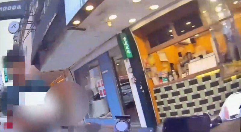 不滿警員解釋黃線停車規定 飲料店員嗆警「有牌流氓」被逮
