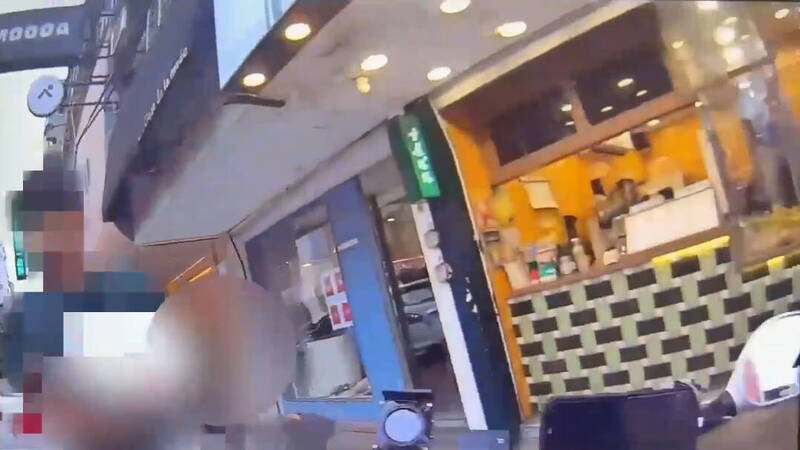 郝姓饮料店男店员因不满警方解释黄线停车规定，竟当街怒呛执勤警员「有牌流氓」。（记者郑景议翻摄）
