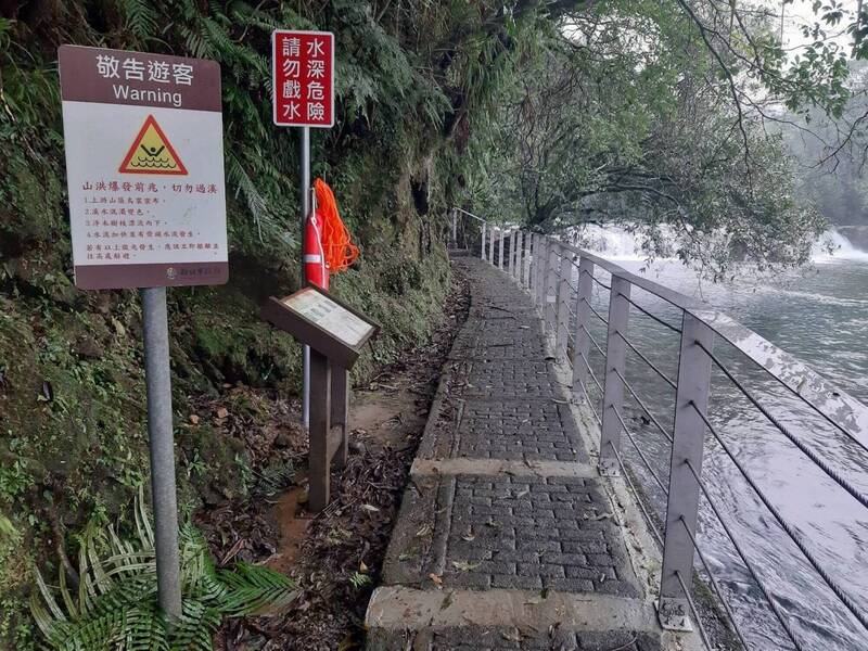 高院审理新北市虎豹潭暴涨酿6死案，认定新北市府有管理疏失，今判决除一审赔偿的265万多元，还须加码赔偿351万多元，总计应国赔616万多元。图为双溪区公所在虎豹潭事件后，增设警告标示。（双溪区公所提供）
