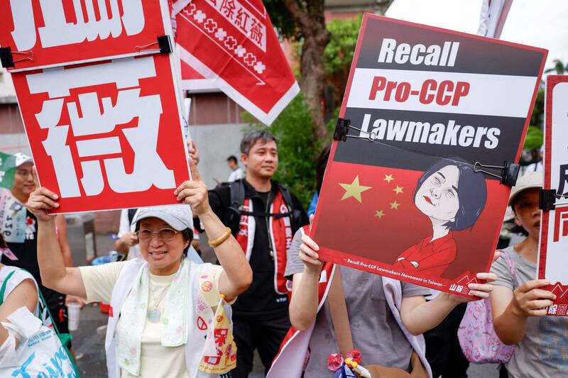 国际媒体《路透》关注到，台湾的罢免案因中国官方与媒体的罕见高调介入，而已演变为一场充满「抗中」与「亲中」路线争议的复杂博弈。（路透）