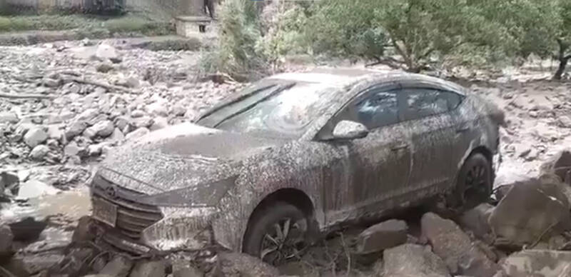 暴雨引发的山崩卷走巴基斯坦北部山区公路上的汽车,造成至少3人死亡。(撷自X@OSPSF) 暴雨引发的山崩卷走巴基斯坦北部山区公路上的汽车,造成至少3人死亡。(撷自X@OSPSF)