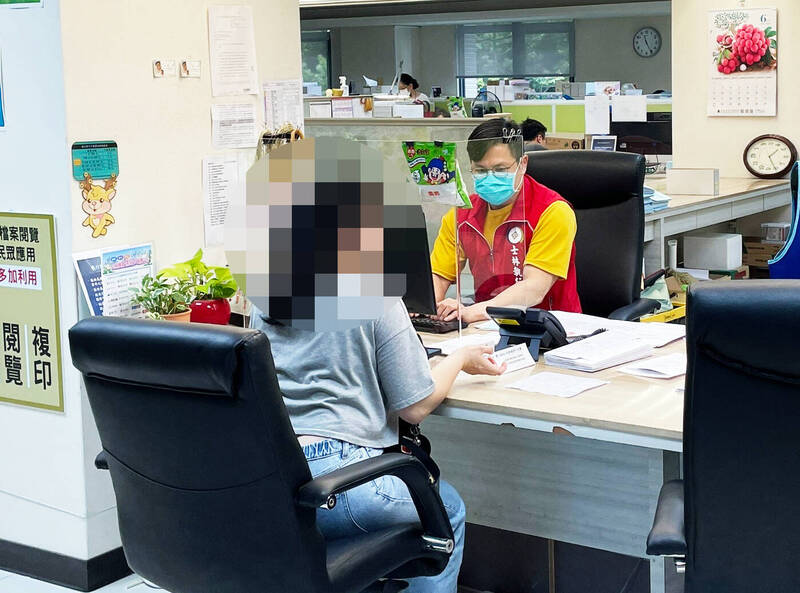 何女在士林分署缴清全数罚锾。(士林分署提供) 何女在士林分署缴清全数罚锾。(士林分署提供)