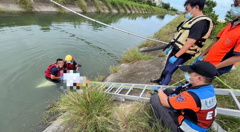 8旬婦疑騎機車落水 打撈上岸已不治