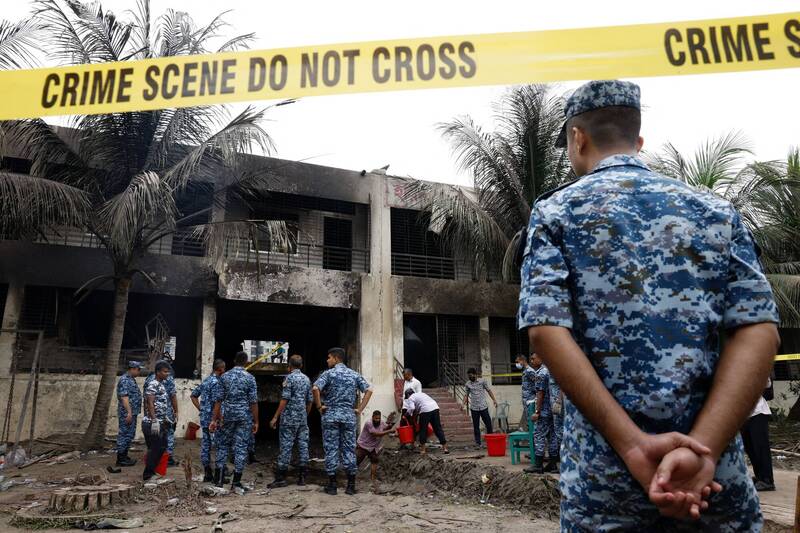 孟加拉首都达卡21日发生严重空难意外，1架空军F-7 BGI战机在例行训练任务中，坠落一所学校，造成至少27人死亡、88人受伤送医，其中多数为烧烫伤。（路透）