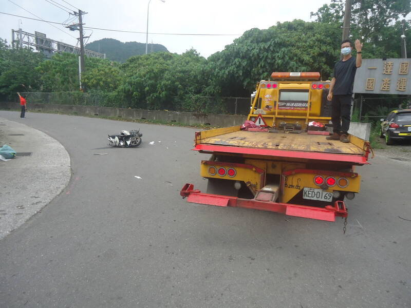 张女驾驶的拖吊车行经基隆市七堵区实践路一处未划设分向线路段，撞上对向林男的机车，法院判张女与日友公司须连带赔偿林男218万余元。（记者林嘉东翻摄）