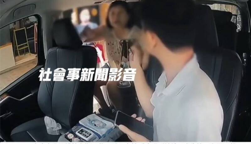 妇人与运将在车上爆发口角。（撷自「社会事新闻影音」）