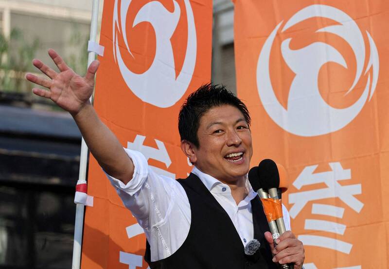 日本「参政党」党魁神谷宗币于7月21日参院选举翌日,在东京举行造势演说,展现强势气势与鲜明个人风格。该党本次席次暴增,引发舆论关注其仇外言论与假讯息操作争议。(路透) 日本「参政党」党魁神谷宗币于7月21日参院选举翌日,在东京举行造势演说,展现强势气势与鲜明个人风格。该党本次席次暴增,引发舆论关注其仇外言论与假讯息操作争议。(路透)