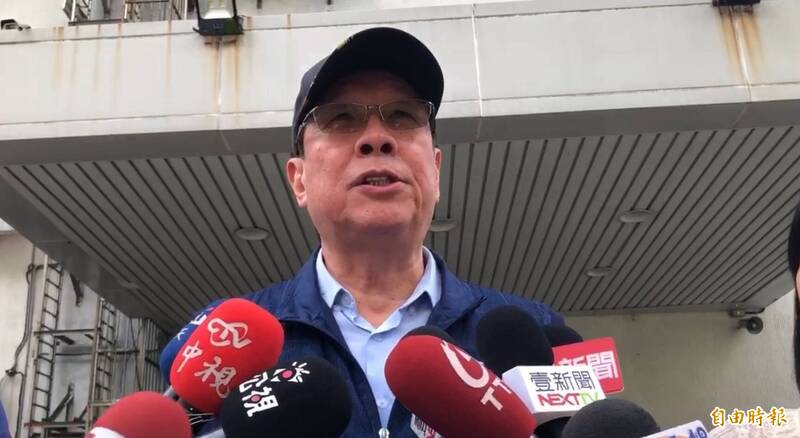 國光客運總經理慰問車禍傷者 目擊者曝砂石車跨越雙黃線釀慘劇