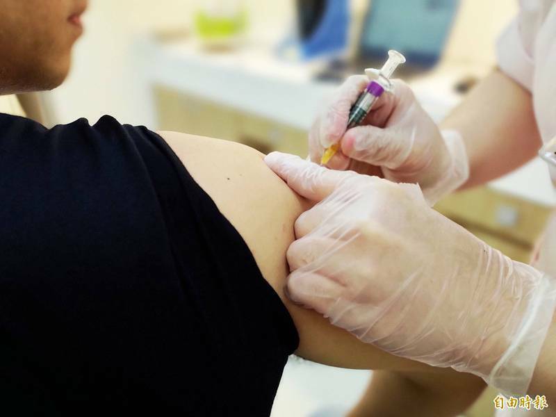 林男家属接种AZ疫苗5个月后死亡,主张属意外事故请求理赔119万余元,法院认定死因为肺炎且非发生在住所范围内,不符保单条件,判决驳回。(资料照) 林男家属接种AZ疫苗5个月后死亡,主张属意外事故请求理赔119万余元,法院认定死因为肺炎且非发生在住所范围内,不符保单条件,判决驳回。(资料照)