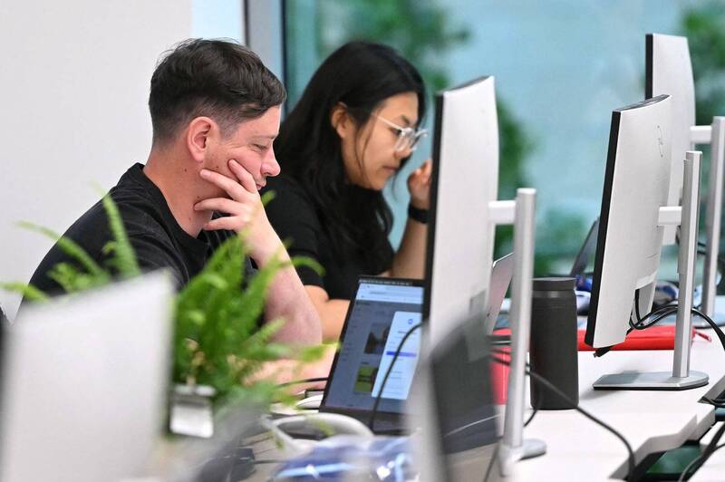 一项大型研究显示，与每周工作5天的公司相比，每周工作时间4天员工的倦怠感显著减轻，工作满意度和心理健康也有所改善，同时工作效率也提升。（法新社）