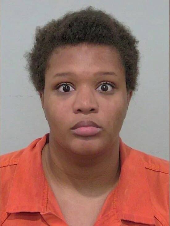 美国佛州一名18岁年轻妈妈，日前为与自己的兄妹在电影院看动画电影《蓝色小精灵》，竟将2岁女儿独自留在体感高达摄氏41度的闷热车内，所幸警方接获民众报案后打破车窗紧急救人。（图撷自「@Rightanglenews」X）