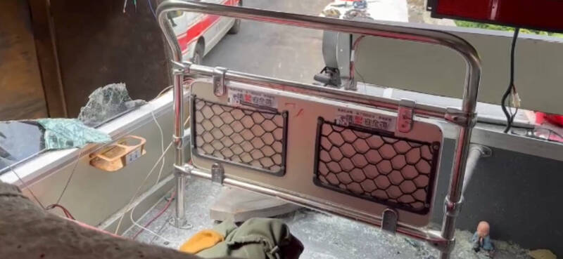 游男的座位前方玻璃全碎，客运车体毁损严重，地板留有多处血迹。（记者林嘉东翻摄）