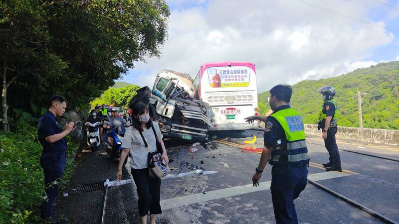 搭公车上学的郭姓女高中生获知坐在第一排的游男伤重不治后哽咽说,她原本当时打算坐在第一排靠窗,后来改变心意,改走至中段第五排的位置,太恐怖了。(记者林嘉东翻摄) 搭公车上学的郭姓女高中生获知坐在第一排的游男伤重不治后哽咽说,她原本当时打算坐在第一排靠窗,后来改变心意,改走至中段第五排的位置,太恐怖了。(记者林嘉东翻摄)