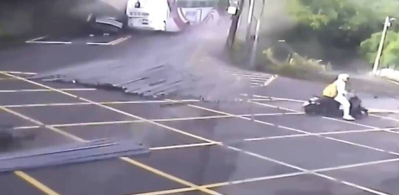 监视器画面曝光车祸瞬间，客运遭跨越对向车道的砂石车迎面对撞，砂石车满载的钢条在撞击后，四处喷飞。（图撷自记者爆料网）