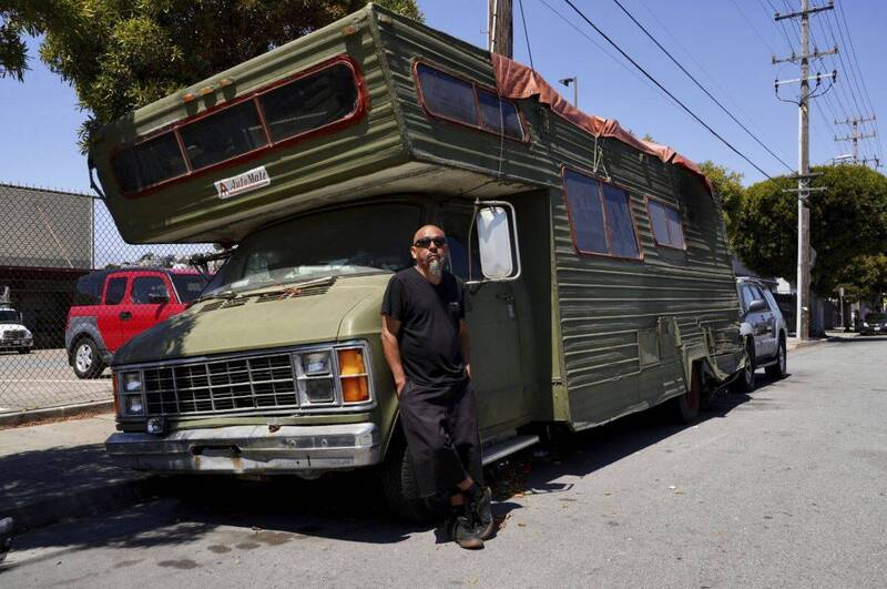 美国旧金山于22日通过1项停车新法,今后将禁止无家可归的民众住在停在路边的房车。(美联社) 美国旧金山于22日通过1项停车新法,今后将禁止无家可归的民众住在停在路边的房车。(美联社)