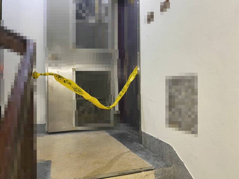 新北市7旬叶姓男保全员昨天与太太在家中烧炭身亡;由于叶男家中经济状况尚佳,是否因被诈团骗走250万轻生还要进一步厘清。(记者林嘉东翻摄) 新北市7旬叶姓男保全员昨天与太太在家中烧炭身亡;由于叶男家中经济状况尚佳,是否因被诈团骗走250万轻生还要进一步厘清。(记者林嘉东翻摄)