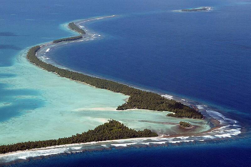 吐瓦鲁由低洼环礁组成，如图中的富纳富提环礁（Funafuti Atoll），在海平面上升的威胁下显得极为脆弱，是岛国人民被迫寻求海外生路的根本原因。（法新社资料照）