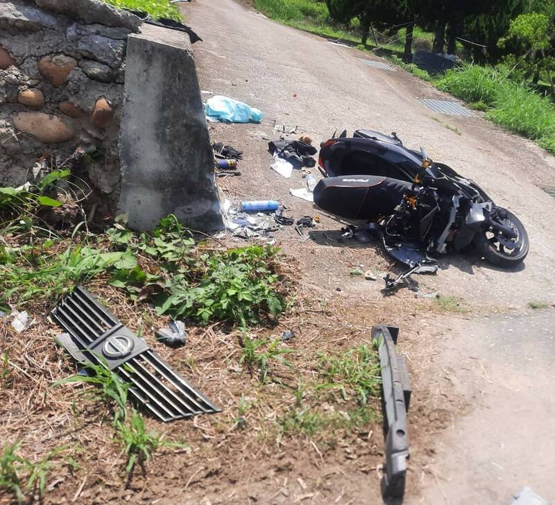 台1线通霄段车祸，机车车头几乎撞烂、骑士送医抢救。（民众提供）