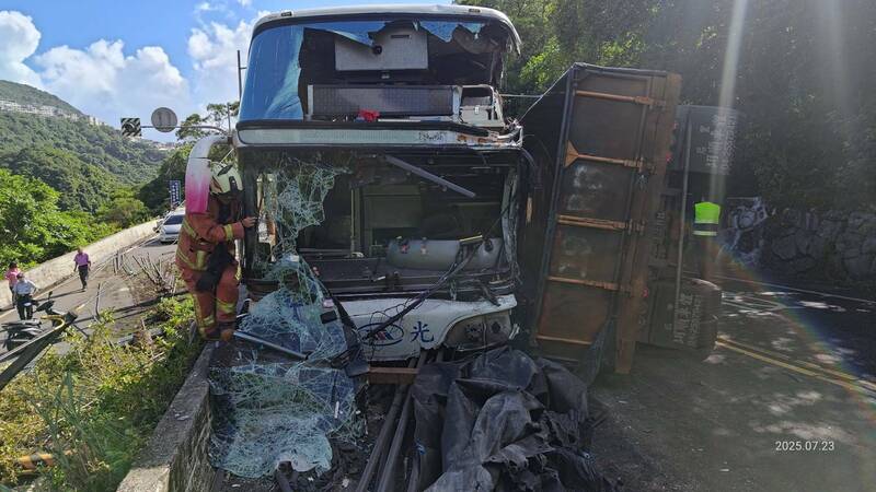 新北市万里区中福路段上午发生砂石车与1815国光客运对撞事故，造成1死14伤。（记者林嘉东翻摄）