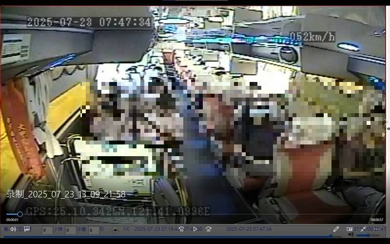 联结车失控撞上1815号国光客运，坐在第一排的39岁游姓男乘客头部受创严重，送医不治，客运车内监视器拍到他生前景象。（记者林嘉东翻摄）