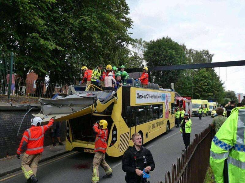 双层巴士撞限高桥，整片车顶掀飞酿重伤。（图撷取自X@sarcasm_scoop）