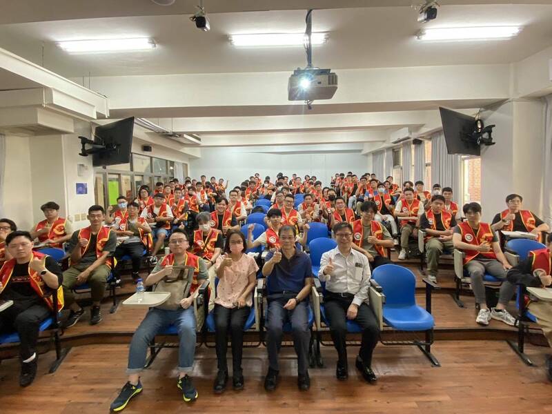 台北市消防局办防灾救护训练。（记者姚岳宏翻摄）