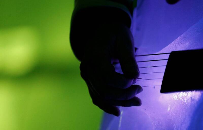 台北市一名林姓男子，趁著指导学弟弹吉他之际，竟凑近闻对方体味，还不断发出奇怪呻吟声，甚至捏抓大腿后还得寸进尺询问「能摸吗？」（路透）