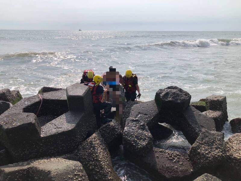 台南南区黄金海岸今天惊传3名小学生落海，消防人员先救起其中2名男童，另1人仍失联。（民众提供）