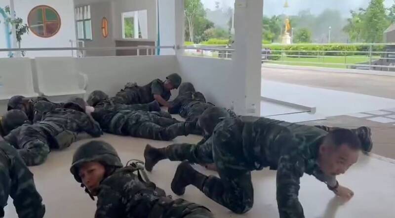 根据泰国许多粉专转发的影片可见,驻守在当地的士兵趴在地躲避砲火,并艰难的匍匐移动。(取自脸书粉专บารมี กำไลทอง) 根据泰国许多粉专转发的影片可见,驻守在当地的士兵趴在地躲避砲火,并艰难的匍匐移动。(取自脸书粉专บารมี กำไลทอง)