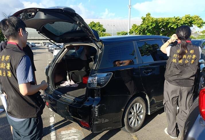法务部行政执行署桃园分署查封黄牛载客用的车辆。（法务部提供）
