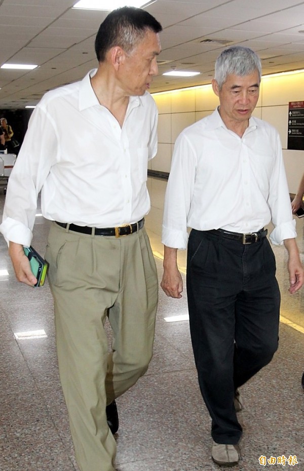 桃园机场昨天因大雨淹水停电,造成旅客诸多不便抱怨连连,交通部长贺陈旦(右)昨天晚上前往桃园机场,在机场公司总经理费鸿钧陪同下,了解机场受损状况及后续处理进度。(记者朱沛雄摄) 桃园机场昨天因大雨淹水停电,造成旅客诸多不便抱怨连连,交通部长贺陈旦(右)昨天晚上前往桃园机场,在机场公司总经理费鸿钧陪同下,了解机场受损状况及后续处理进度。(记者朱沛雄摄)