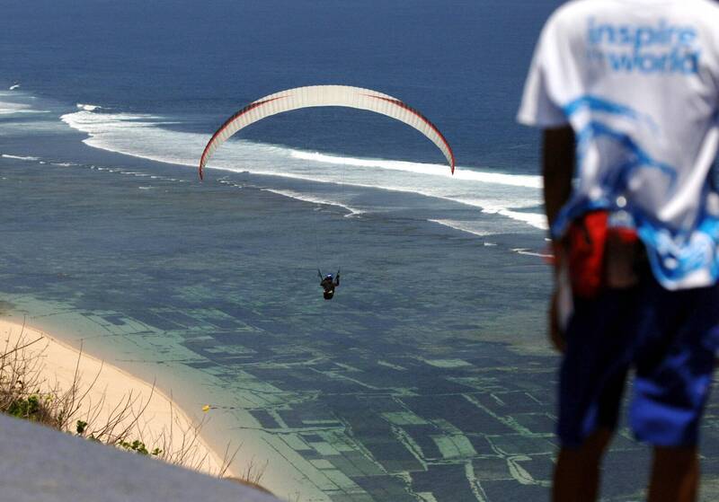 2名南韩游客在印尼峇里岛进行滑翔伞运动时意外坠海，不幸溺毙。图为峇里岛滑翔伞示意图，与本新闻无关。（法新社）