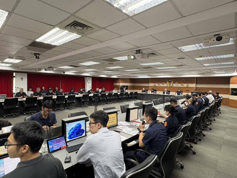 罢免投票日倒数,警政署署长张荣兴今2度召开专案会议指示维安工作重点。(记者邱俊福翻摄) 罢免投票日倒数,警政署署长张荣兴今2度召开专案会议指示维安工作重点。(记者邱俊福翻摄)