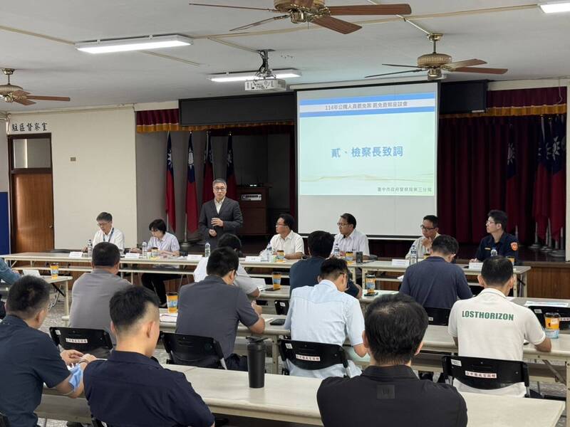 台中地检署检察长张介钦（图后站立者）拜访警方，责嘱需保障罢免投票当天投开票所场地安全维护。（中检提供）