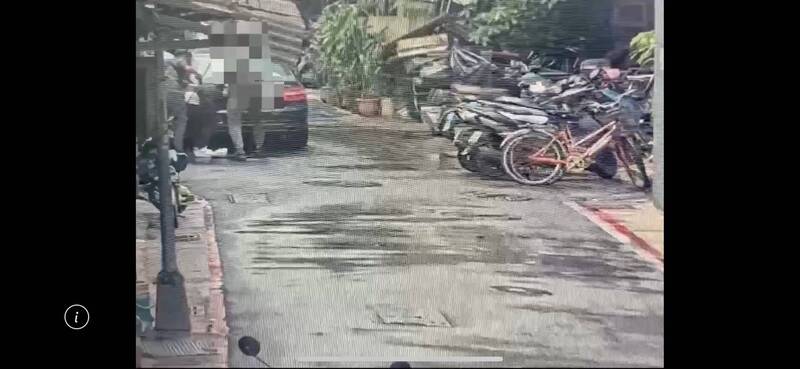 陈男欲到车上取物时，遭埋伏员警上前制伏逮捕。（记者邱俊福翻摄）