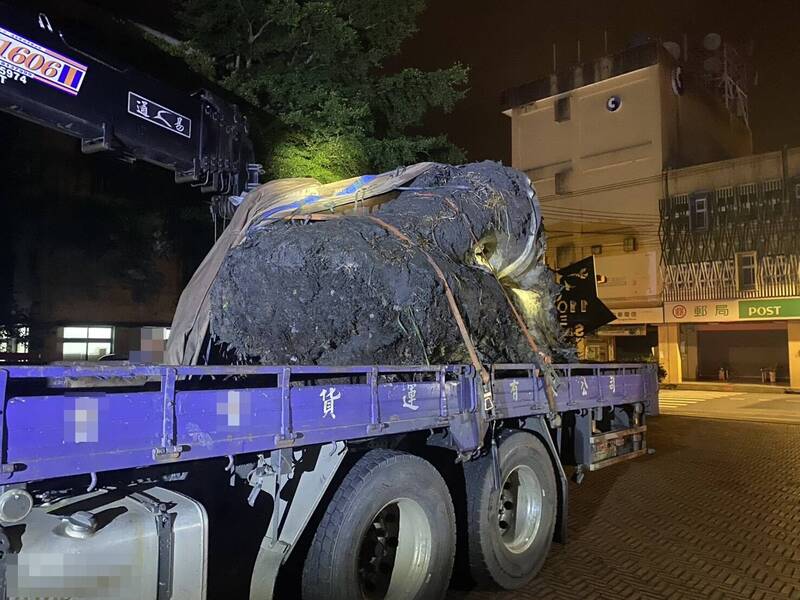 宜兰县三星分局与林业单查获山老鼠，当场查扣珍贵台湾扁柏，重达2268公斤。（警方提供）