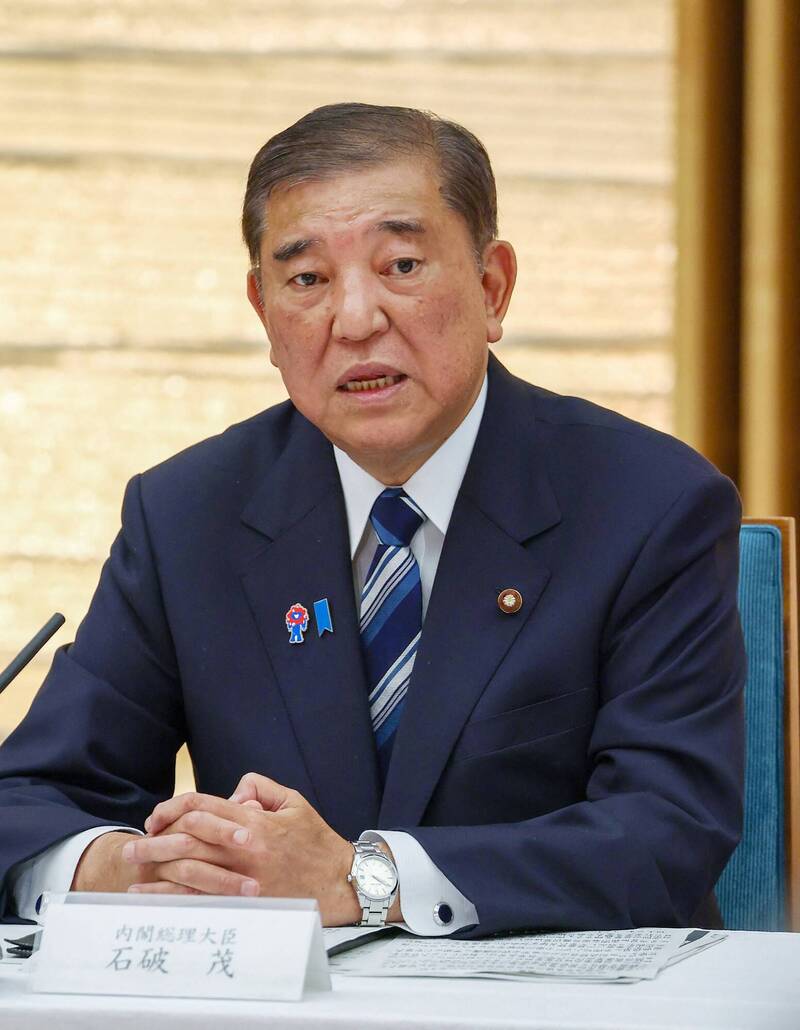 日本首相石破茂因为参院选举大败遭党内逼宫，却激起了过去反安倍的左派势力集结力挺石破留任。（法新社）