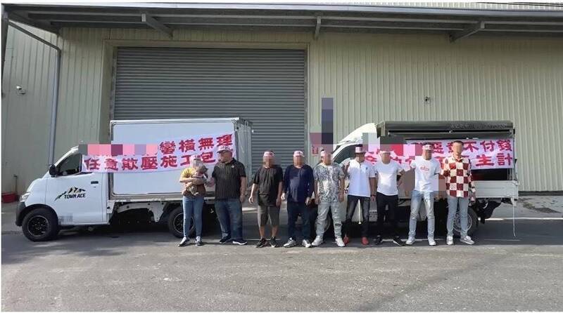 吴姓光电包商率众抗议。(记者黄佳琳翻摄) 吴姓光电包商率众抗议。(记者黄佳琳翻摄)
