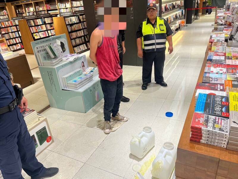 王男（图中，红衣者）企图纵火时，被保全压制而未遂，一审与二审都宣告缓刑，条件是定期接受治疗。（警方提供）